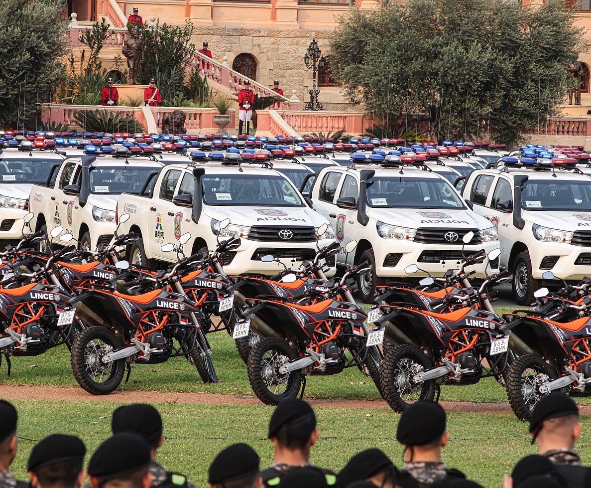 SantiPenap's tweet photo. No vamos a escatimar esfuerzos para combatir a los delincuentes, estamos determinados a ir hasta el final. Porque la seguridad es una causa nacional fortalecemos nuestra Policía Nacional con 250 patrulleras, 100 motocicletas y 1500 chalecos antibalas, una entrega que forma parte de las muchas acciones que vamos a tomar hasta lograr un país donde cada paraguayo se sienta más seguro. Ese es nuestro firme compromiso.
#ParaguaySeguro