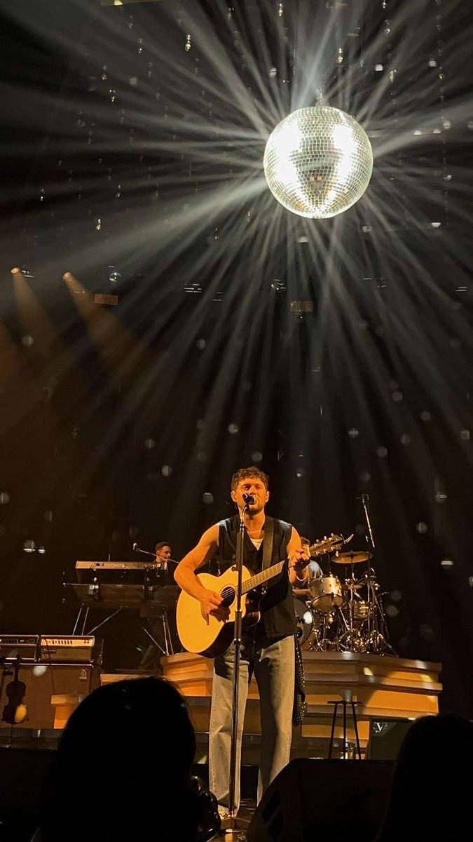 yatramibb's tweet photo. yo ya le grite a Louis Tomlinson
"You were my because"

también grite con Harry Styles
"Leave America"

y mañana le gritaré a Niall Horan
"Nayal" https://t.co/RmRpeCGEji