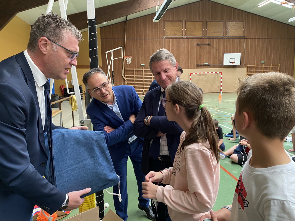 ardennescd08's tweet photo. [Rentrée scolaire] La remise du kit de bienvenue aux élèves de 6️⃣eme des #Ardennes se poursuit, comme aujourd’hui au collège Viénot à #Rocroi, en présence de Noël Bourgeois, Président du #CD08, Nathalie Robcis et @BriceFauvarque, conseillers départementaux. https://t.co/PMf3gD1Gyw