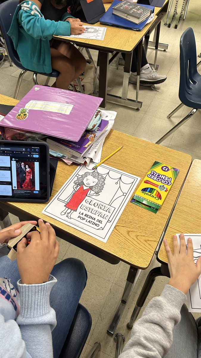 LainezAlam's tweet image. Spanish Fluent Speakers Level I Ss have started their #APSHerenciaHispana #APSHHM research project about our Hispanic-Americans characters. I can’t wait to hear their presentations. ¡Que viva el español! @JeffersonIBMYP @APSVirginia @APSLanguages