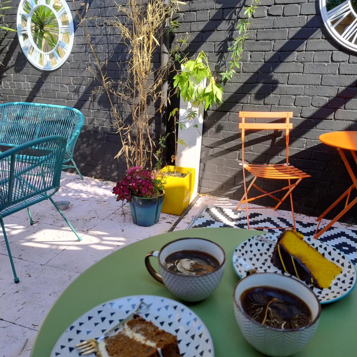 No_Expert's tweet image. Just the weather for Coffee &amp;amp; Cake in the garden @foliageplants38 #Ramsgate 😋

Can never get a phone signal when I'm there, which might be a good thing 😉