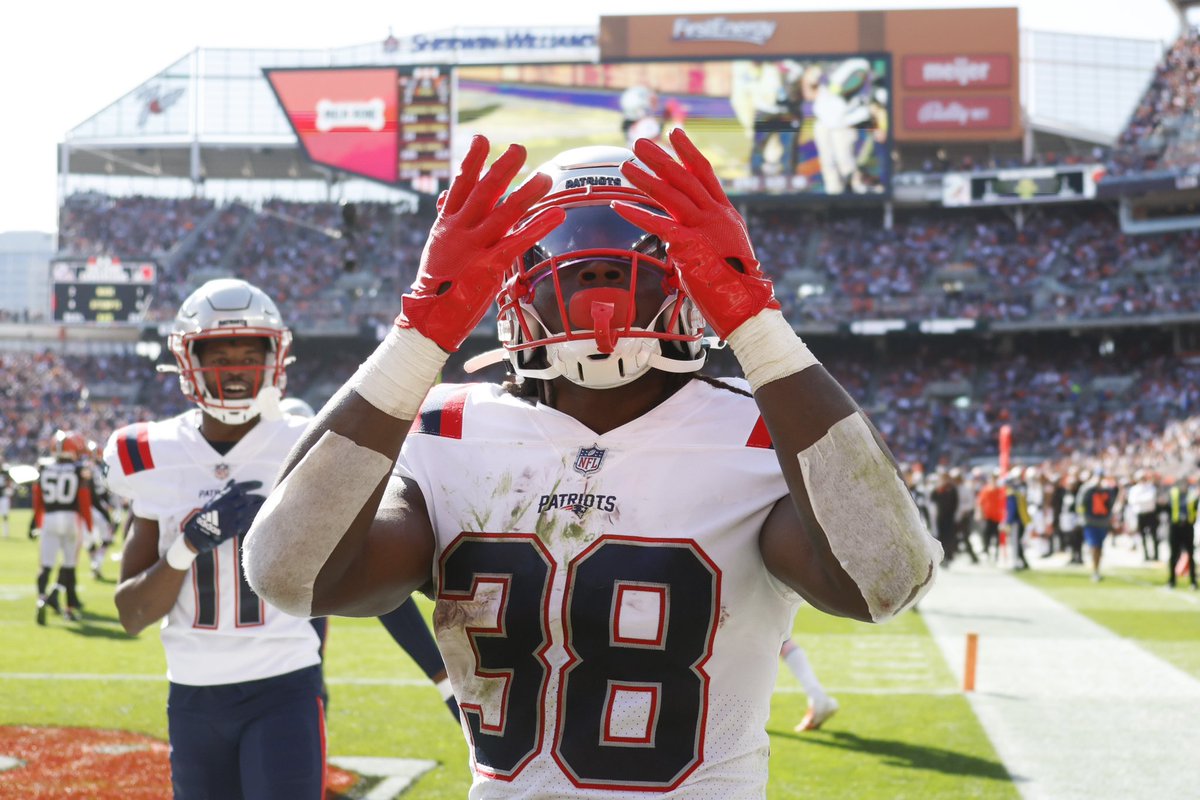 TimIsHimm's tweet photo. 🏈Thursday Night Football🏈

Rhamondre Stevenson Over 4+ Receiving Targets⭐️

Breece Hall Over 15+ Rush Attempts

Hunter Henry Over 8+ Fantasy Score

Favorite Risky Bet: Rhamondre Steven For A Touchdown😈

$25 To Someone Who Likes + Retweets If We Sweep 🧹  

#GamblingX #NFL https://t.co/3dcYW4Ui59