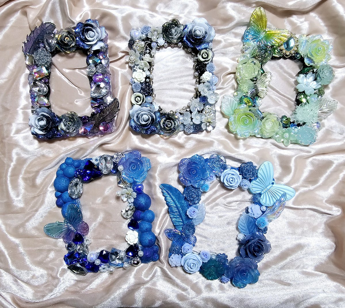 곧 폼에 올라올 탑로더 디테일 컷입니다
다음주 9월 넷째주 폼 올라오니 많은관심 부탁드려요♡

#콩이네공방탑꾸
#탑꾸
#굿즈
#탑로더굿즈
#포토카드
#아이돌굿즈
#데코덴탑꾸
#보석탑꾸
#레진탑꾸
#회전탑꾸