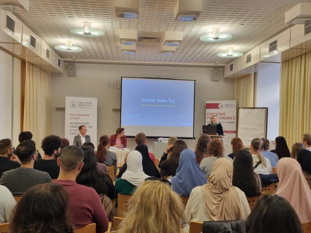 MSchubertMFA's tweet photo. “Die DolmetscherInnen haben eine Schlüsselfunktion für viele Menschen, die Asylverfahren durchgehen”. Fortbildungsseminar heute an der @DA_vienna für die DolmetscherInnen der @CaritasAustria mit @UNHCR_Pinter &amp; Mag. Benbow Pfisterer, @IOMaustria https://t.co/E8ZAHM4Xss