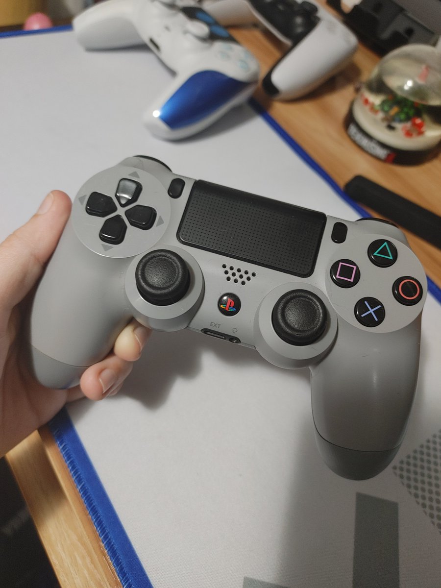 Gamerinallofus's tweet photo. @PlayStation Ugh I need the controller to match my ps4 one.. https://t.co/SVBwfInnEu