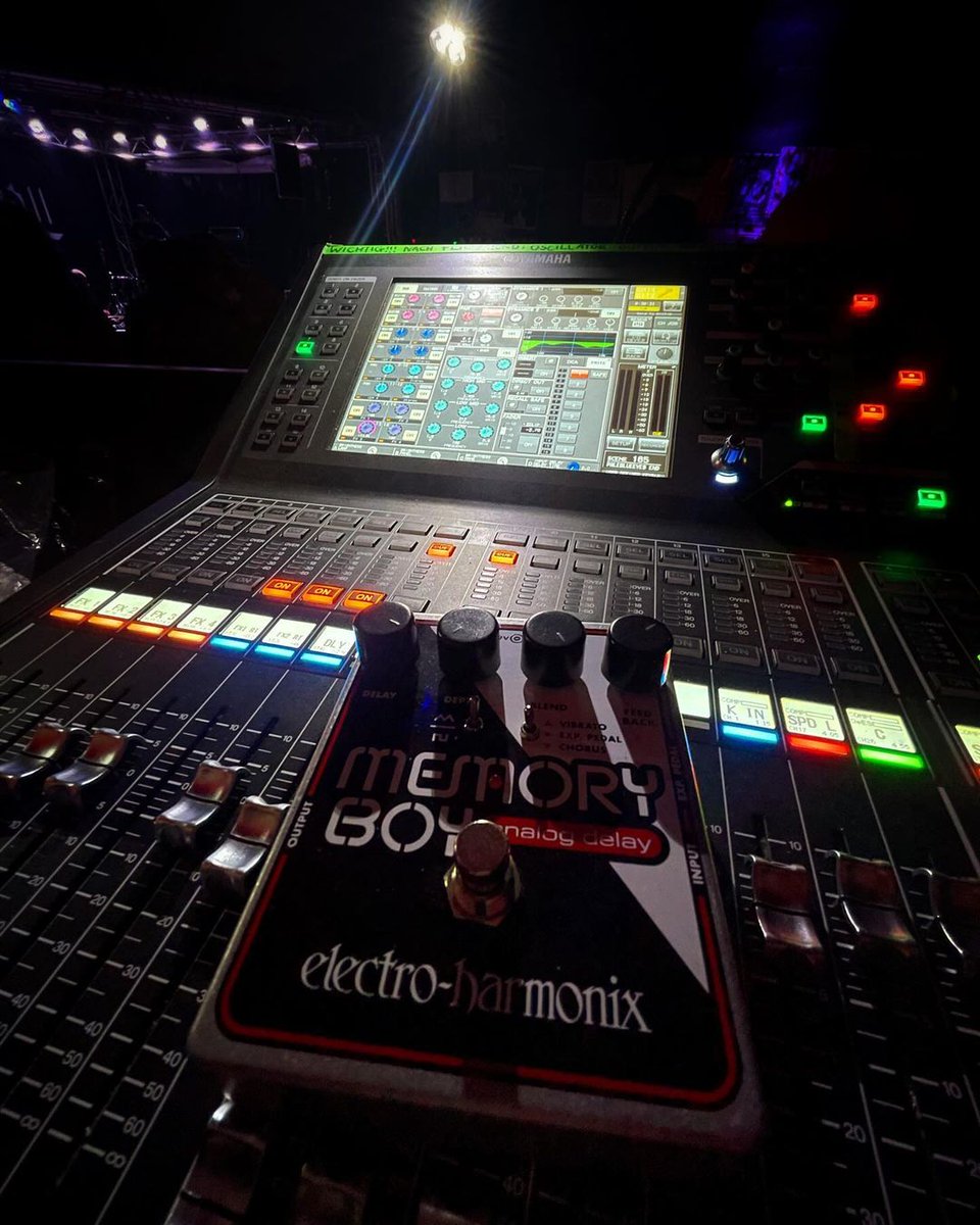 EHX's tweet photo. Every live show could use a little more analog delay! Engineers, have you ever incorporated guitar effects into your live mixes?
📷 @dill_ab_
#ehx #guitarpedals #guitargear #guitareffects #electroharmonix #analogdelay #analogpedals https://t.co/fAyFkGvDNO