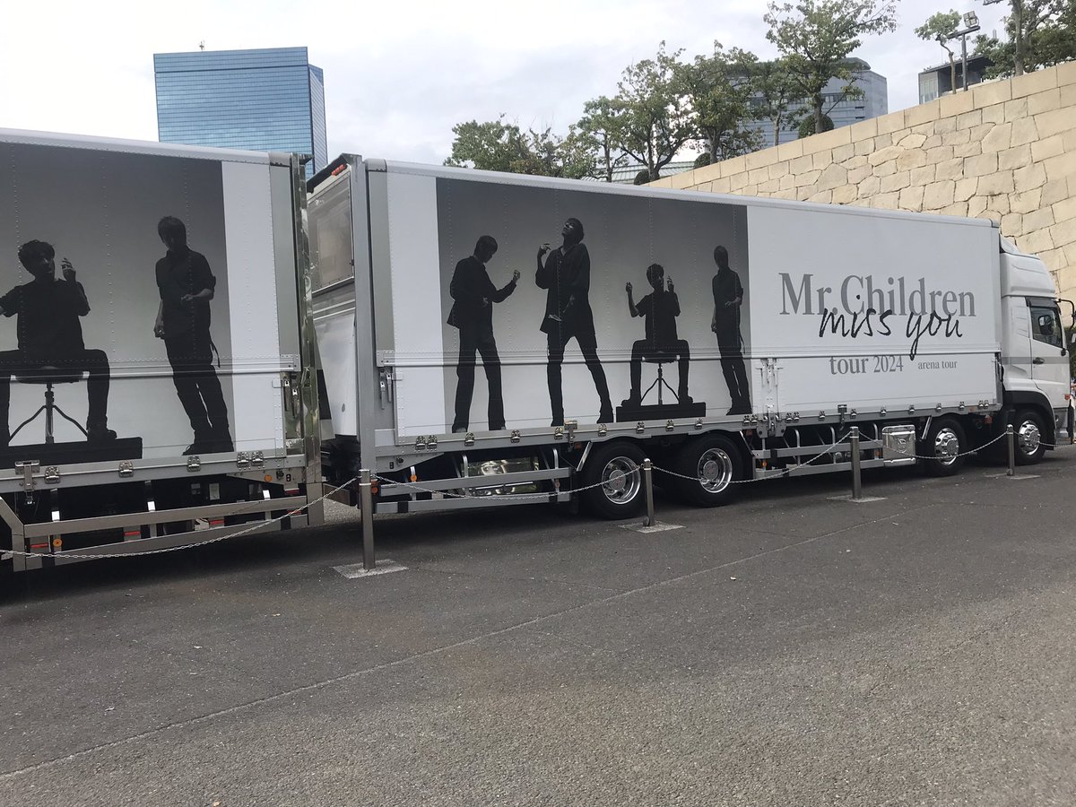 mrchildren_crew's tweet photo. 皆さんお久しぶりです、ネタバレ回避の為
しばらくログアウトしてました🙇‍♂️

Mr.Children miss you arena tour
大阪城ホール公演一日目参戦しました✨

半エン以来のライブ参戦でしたが、圧巻
のセトリとメンバーの皆さんパフォーマンスに終始圧倒されっ放しでした😊
本当にありがとうございました！ https://t.co/533tTjI84T