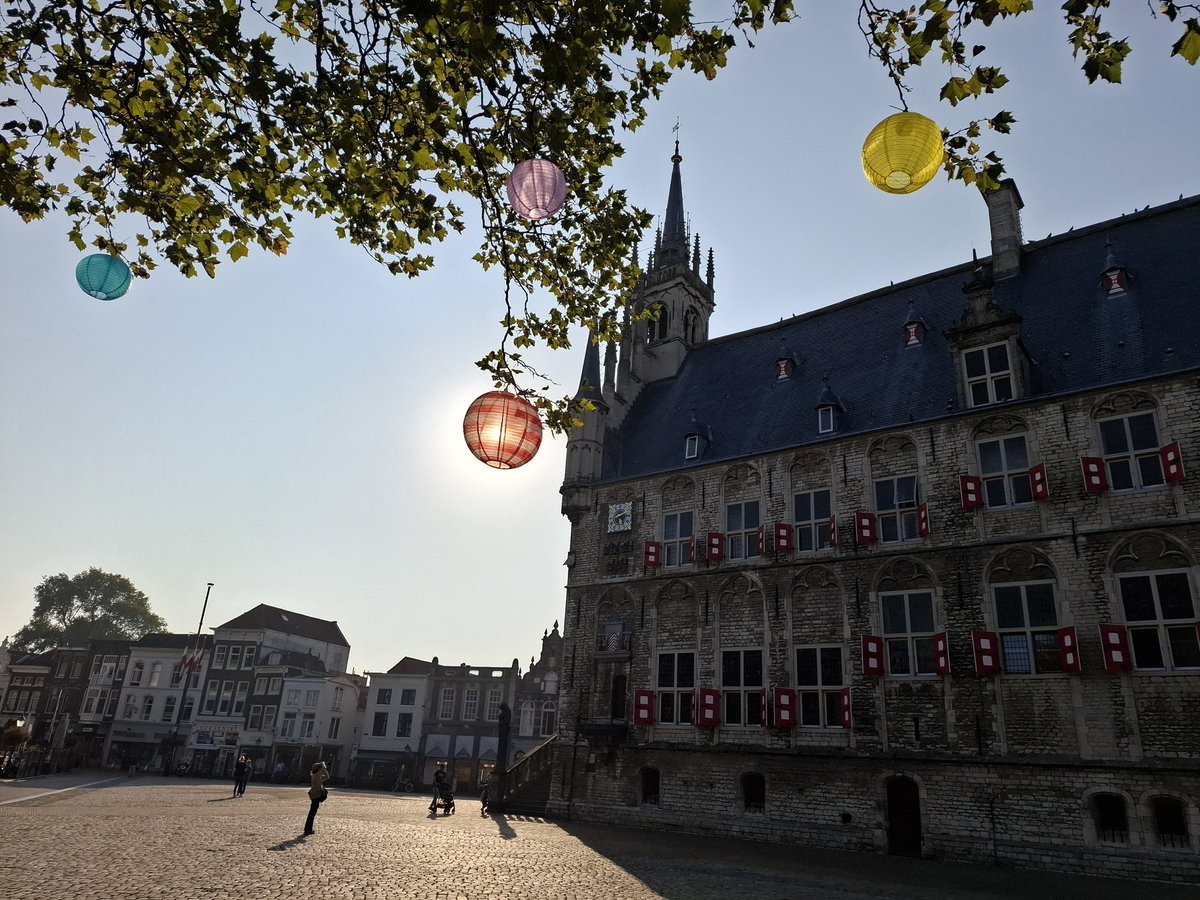 De binnenstad van #Gouda is versierd vanwege het festival De Verwondering. Door de zon lijkt het of de rode lampion echt is verlicht. #DeVerwondering