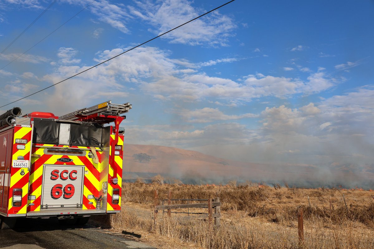 calfireSCU's tweet photo. #PachecoFire [final] at Hwy 152 X Bloomfield Ave east of Gilroy (Santa Clara County) is 100% contained at 8 acres. Firefighters worked into the night to mitigate any further hazards &amp; fully contain the fire.
Thank you Gilroy Fire for your assistance!
#CALFIRESCU #SSCCFD https://t.co/SjqaRpmW9g