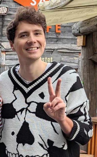 whizzerstony's tweet photo. TAKE OFF THE OUTER LAYER YOU COWARD I WANNA SEE YOU IN YOUR STUPID PARISIAN TWINK SHIRT https://t.co/nQUoKNW2yn