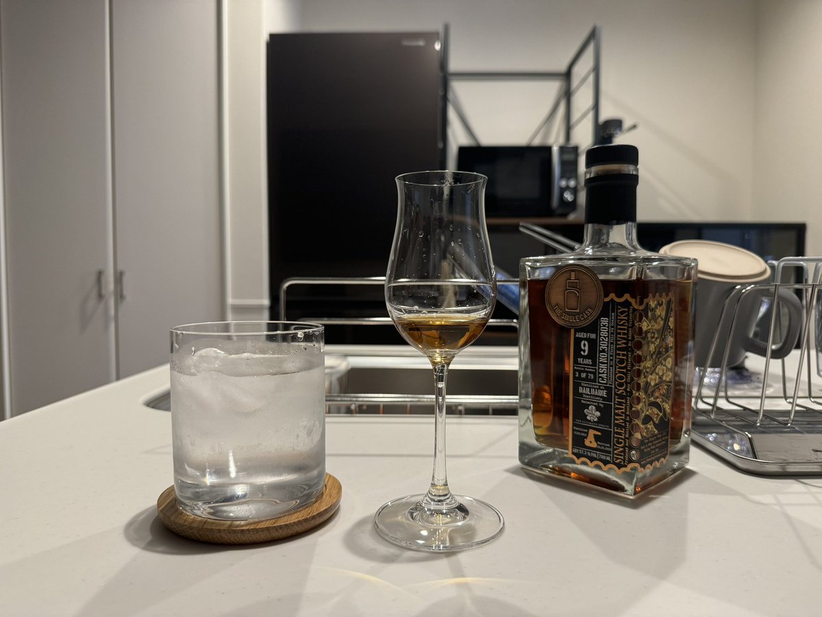 _whi_sky_'s tweet photo. いい感じに開いてきたラダーさんのダルユーイン🥃

トップの赤肉メロン、フィニッシュのタバコ感が増してきて激ウマ https://t.co/uCGfqbTdRM