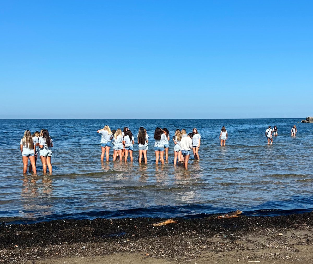 LCHSBearsSoccer's tweet photo. Lake Erie ππ»β½οΈ
#WALC https://t.co/0HozjUePEf