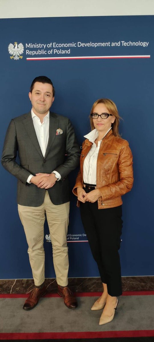 Dziś wizyta w Warszawie na spotkaniu z Dyrektorem Gabinetu Politycznego Ministra Rozwoju, <a href="/JanStrzezek/">Jan Strzeżek</a> . Rozmawialiśmy o inwestycjach i współpracy przy lokalnych projektach Bochni. To kolejny krok po rozmowach na <a href="/Economic_Forum_/">Forum Ekonomiczne</a> w Karpaczu. #BochniaPrzyspiesza