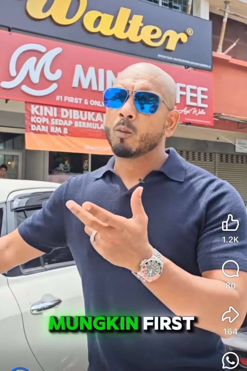 Gila betul tengok jam tangan Azri pakai… meremang bulu roma. Kalau gaji executive tu paling koman 5-6 tahun gaji ikat perut