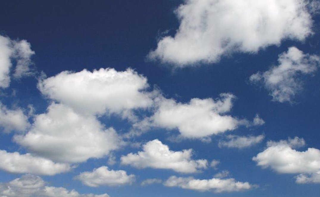 Le président <a href="/EmmanuelMacron/">Emmanuel Macron</a> annule sa visite en Bretagne pour "des contraintes météorologiques". 
Voici les conditions météorologiques attendues à Perros-Guirec (22) : ⛅️ 🌡️ 21°C
Le ciel devrait ressembler à quelques nuances près à l'image ci-dessous :