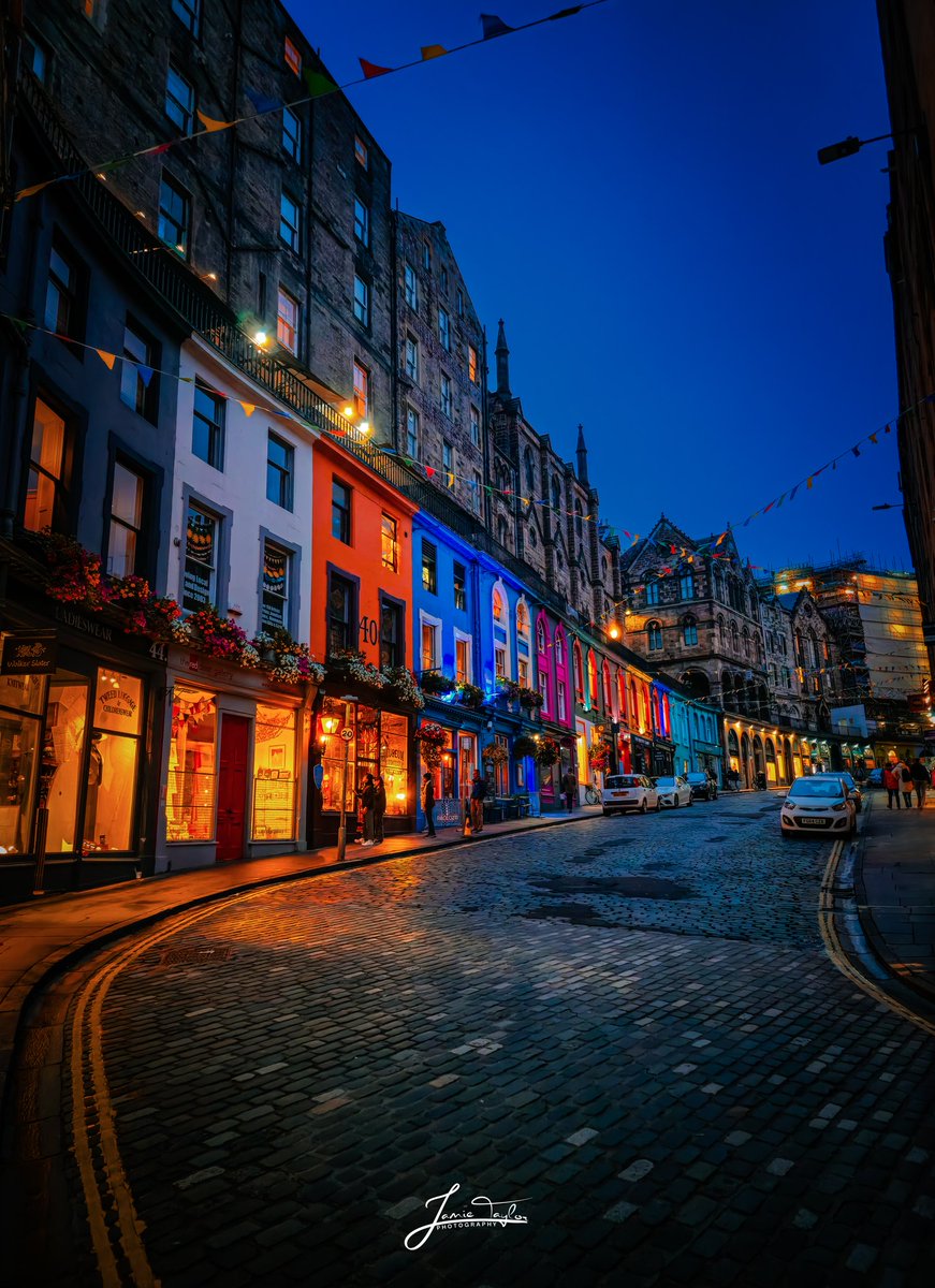 jt__photography's tweet photo. Victoria Street in Edinburgh during blue hour 😍
#victoriastreet #edinburgh #visitedinburgh #thisisedinburgh #edinburghlive #scotland #visitscotland #bluehourphotography #jamietaylorphotography https://t.co/dEMk09ne8I