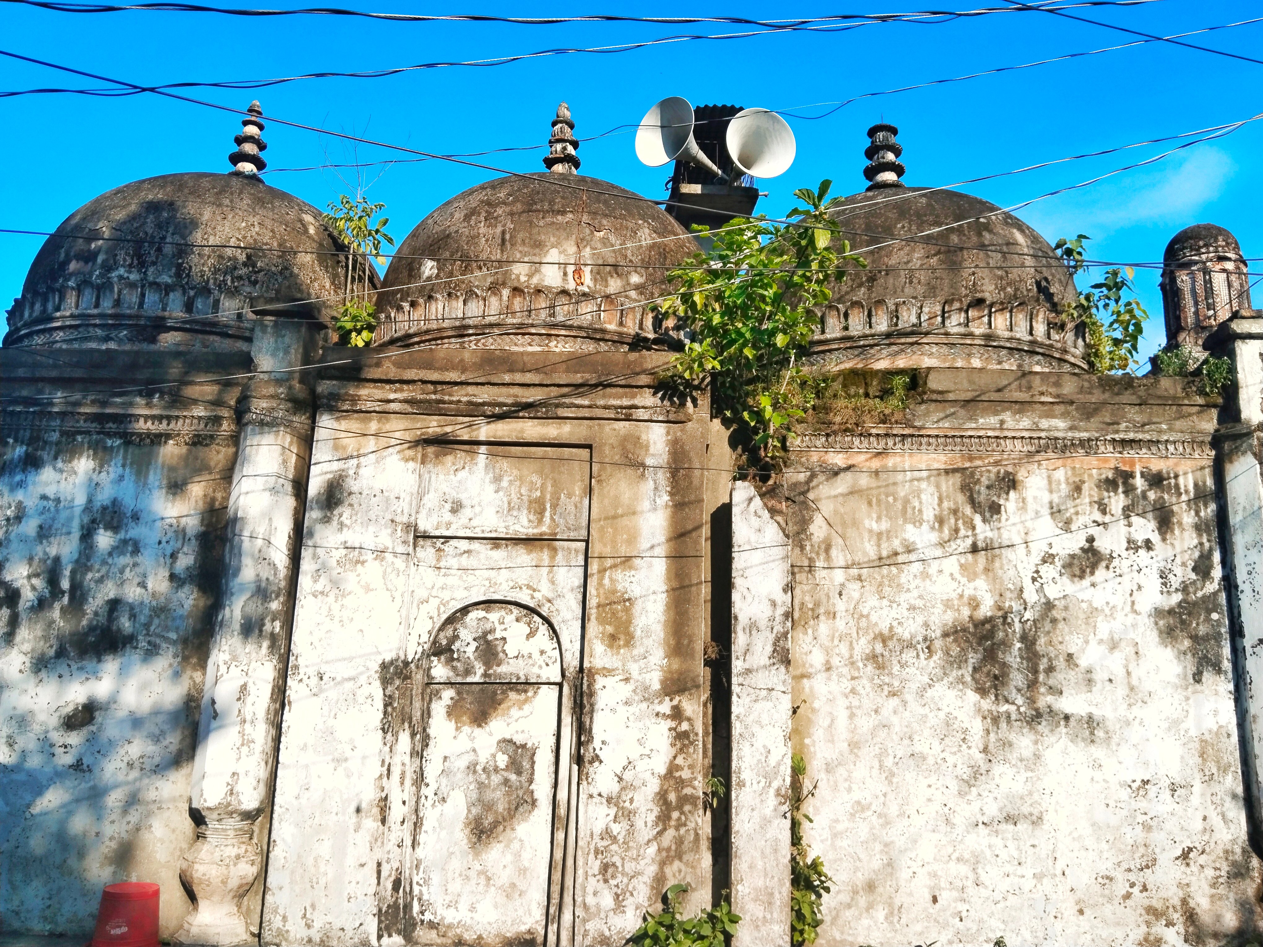 ৪শ’ বছরের পুরনো সভ্যতার ঐতিহাসিক নিদর্শন আত্রাইয়ের তিন গুম্বুজ মসজিদ-মঠ