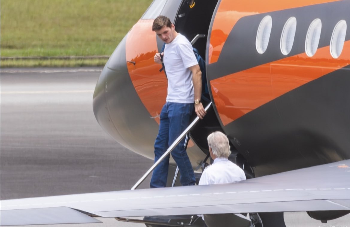 SCUDERIAFEMBOY's tweet image. max, daniel and lando all flew together to singapore! ✈️