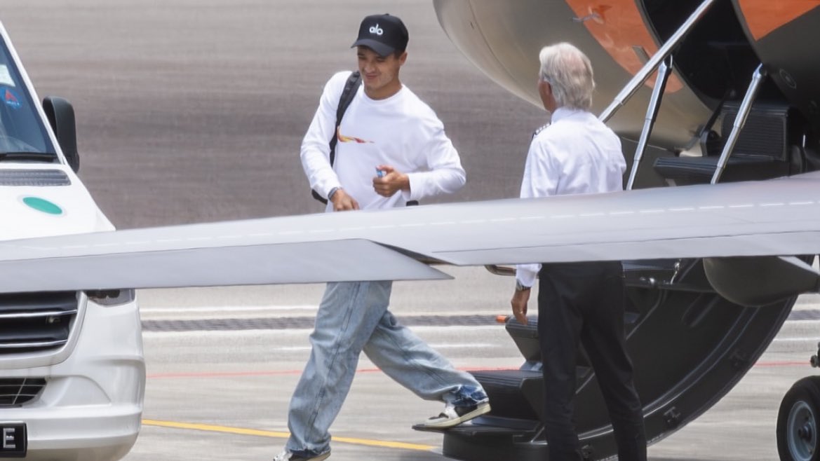 SCUDERIAFEMBOY's tweet image. max, daniel and lando all flew together to singapore! ✈️