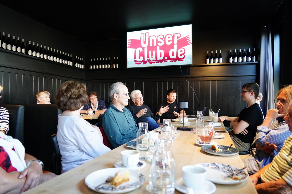 Kaffee,  Kuchen, unterhaltsame Geschichten von und mit Dieter #Nüssing und viele Erinnerungen an alte Zeiten - bei "Tribünengeschichten"  erlebten 20 Seniorinnen &amp; Senioren einen wunderbaren Nachmittag am Valznerweiher. 🥰 

#fcn | #UnserClub