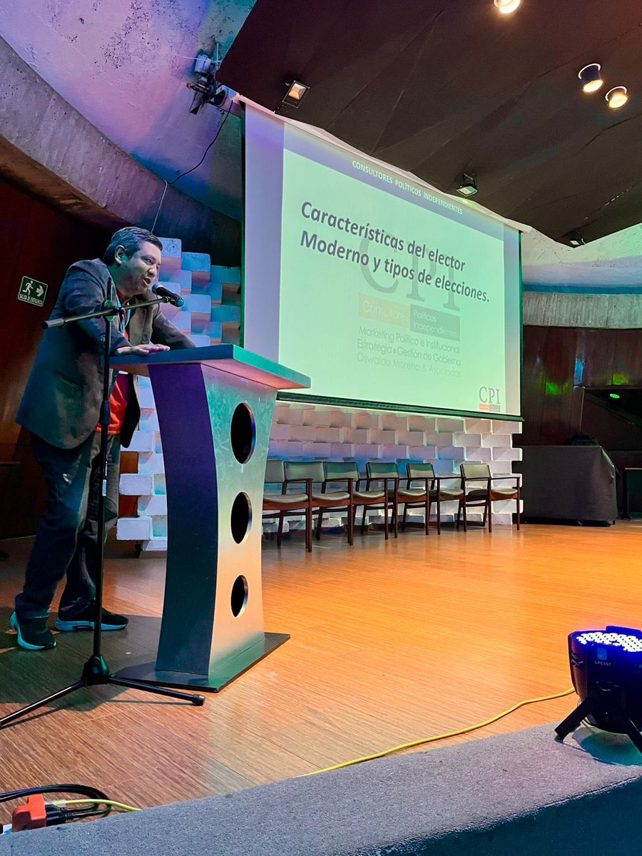 Seguimos con la agenda de nuestro primer día y ahora es el turno de <a href="/OswaldoMoreno/">Oswaldo Moreno</a> para hablarnos de:

🤖 “Características del elector moderno y tipos de elecciones”.

#CumbreIberoamericanaEc 🇪🇨