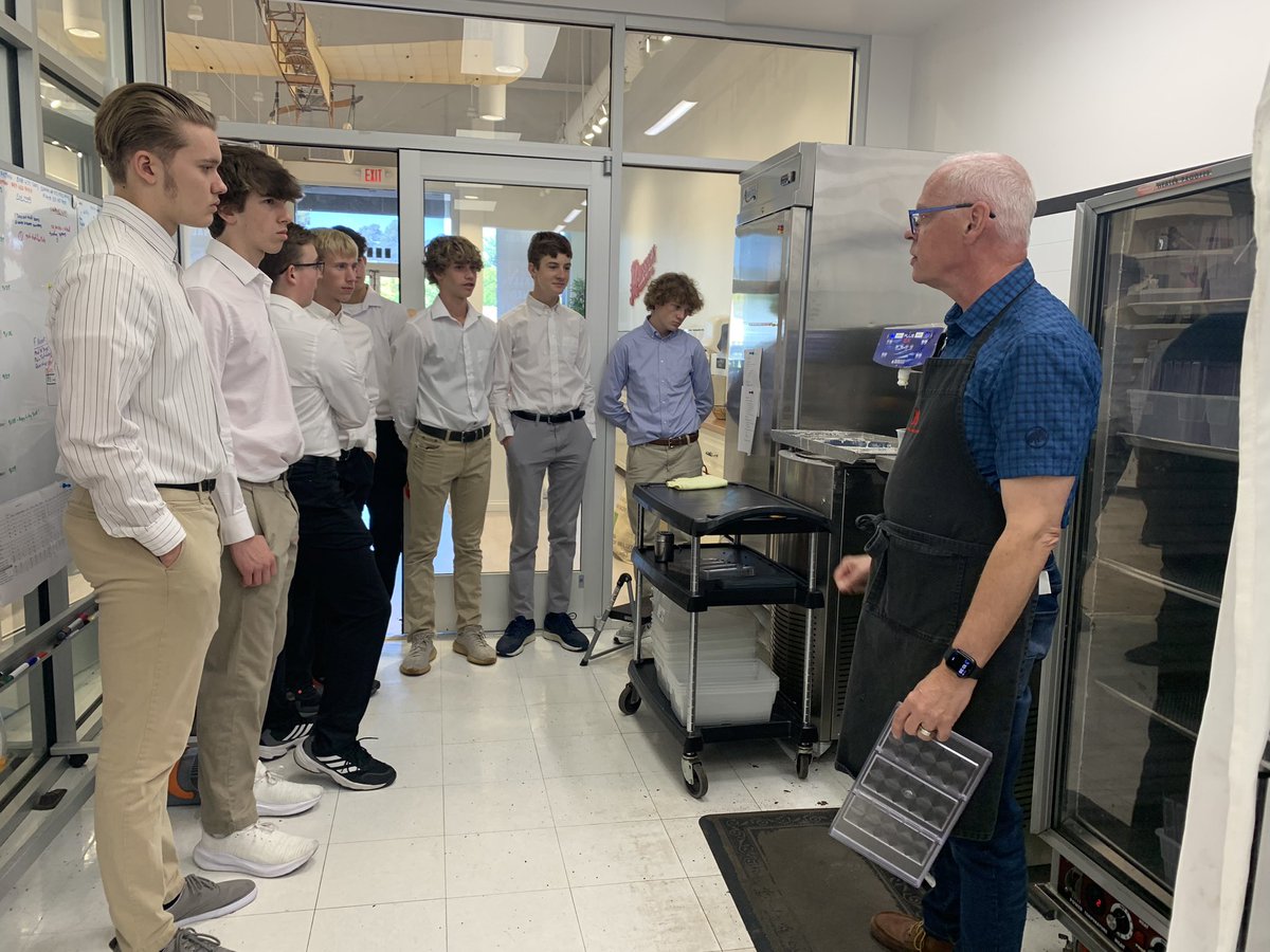 LS_Scholars's tweet photo. Traveled to Maverick Chocolate, a local company focused on using ethically-sourced chocolate to make its own chocolate from bean-to-bar. Students @LaSallePride learned about entrepreneurship, engineering, marketing, and supply chain management to help with their cacao project. https://t.co/J6XnQ5KDWi