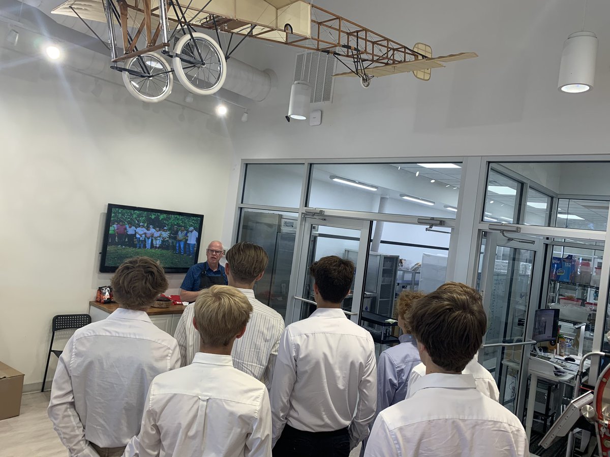 LS_Scholars's tweet photo. Traveled to Maverick Chocolate, a local company focused on using ethically-sourced chocolate to make its own chocolate from bean-to-bar. Students @LaSallePride learned about entrepreneurship, engineering, marketing, and supply chain management to help with their cacao project. https://t.co/J6XnQ5KDWi