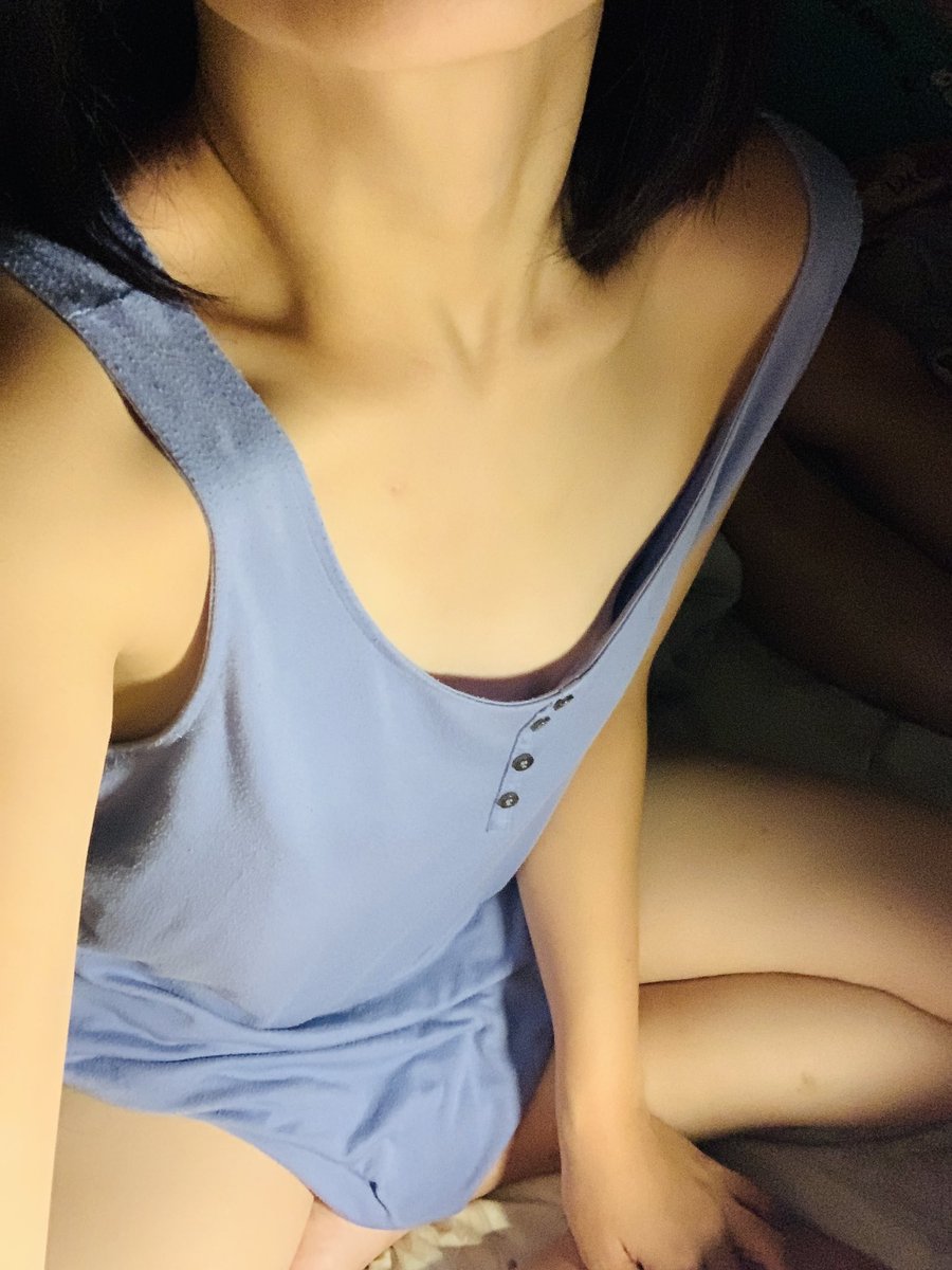 好像很久沒出現了…
沒事喔！我還在。

因為月餅胖了一公斤😬
不是愛吃，是家裡太多（哭 https://t.co/Enjkfc1BuN