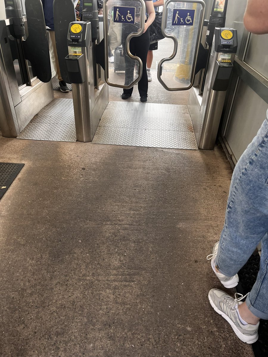 adelel1980's tweet image. Dear @tfwrail it is so frustrating when you have 2 gates on open 1 way at your Cathays station   A massive flow of people coming through at both ends, 2 gates one way meaning I missed my train.