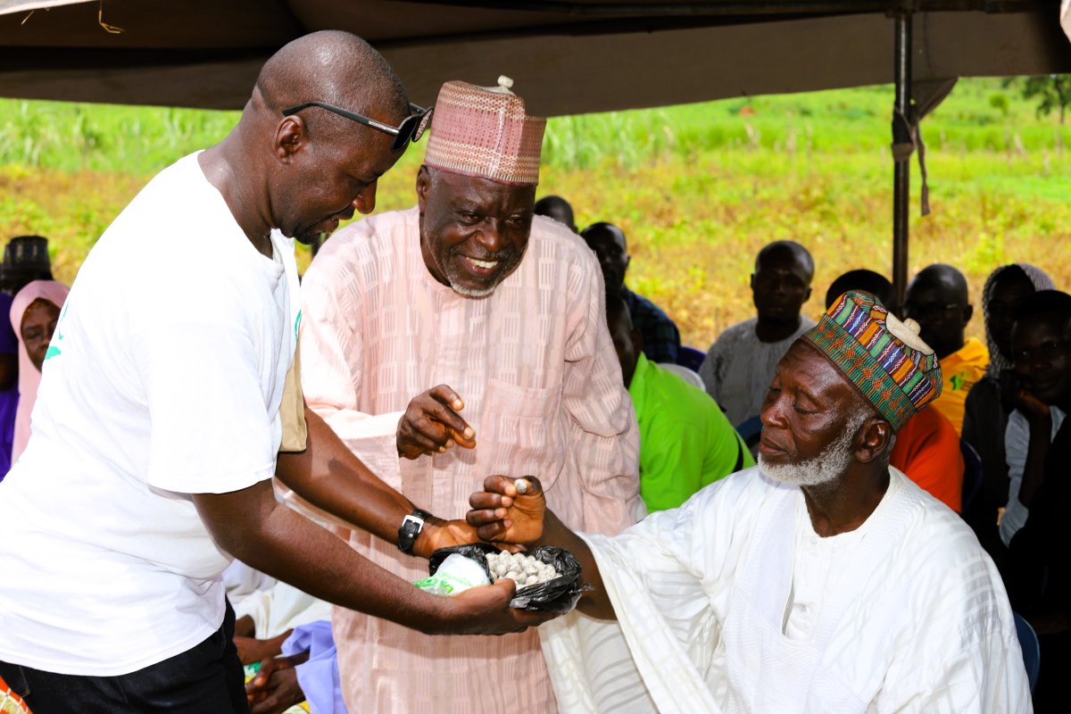 We are currently showcasing soil health and climate-smart technologies during our green field days. This week, we held field days in our target states of Kano, Gombe, Jigawa, Benue, and Kwara to demonstrate the effectiveness of climate-smart technologies in...
1/4