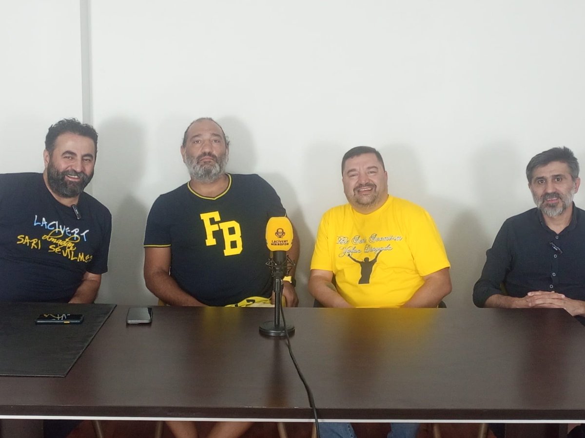 Birbirinden değerli dostlarımızla galatasaray maçı özel programımızdan bir kare...
<a href="/SerkanPilavoglu/">Serkan PİLAVOĞLU</a>  <a href="/fenersouza/">Fenerbahçeli Bukowski</a> <a href="/MuratNADAR/">Murat Muti NAMDAR</a> <a href="/lacivertmikrofo/">Lacivert Mikrofon</a>   <a href="/BulentZor_/">Bülent Zor</a> 
(yarın akşam "Lacivert Mikrofon" YouTube kanalımızda)

youtube.com/@lacivertmikro…