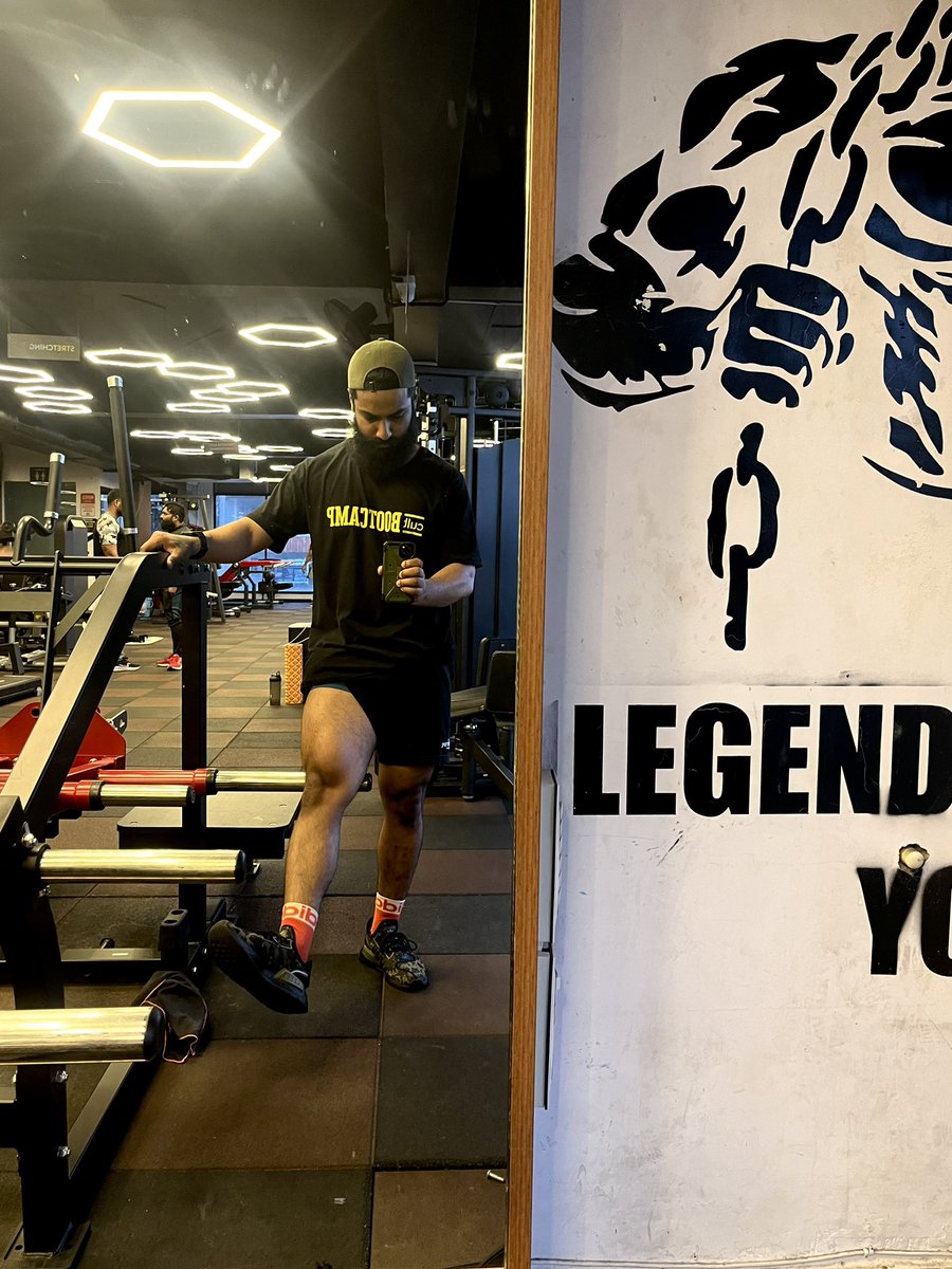 sanlap11's tweet photo. LEGenDArY things 🔥
#gymlife #legday https://t.co/vO6OJQJjVY