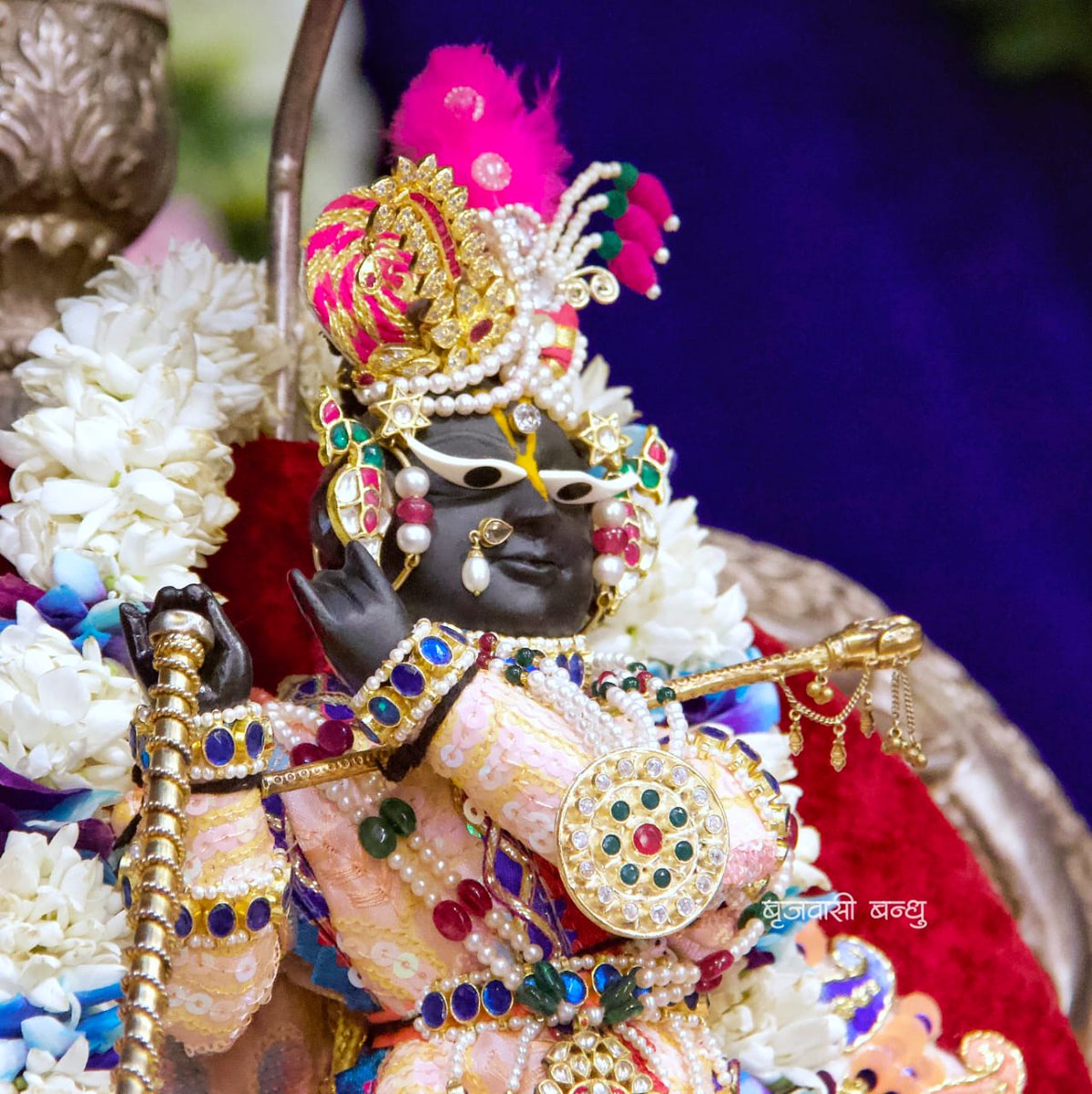 Sriradharaman's tweet photo. 🐚  प्राणधन श्री राधारमण लाल मंडल🐚
               
 🌹 श्री राधारमण लाल  🌹
   🌿 श्री गोपाल भटट् जी सेवायत 🌿
 📷दिव्य *संध्या * आरती दर्शन📷
  🙏🏼 श्री राधारमणाय समर्पणम्🙏🏼 https://t.co/dJQlzGLtrd
