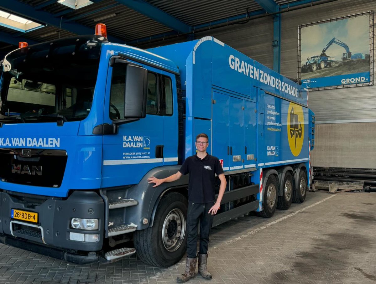 Na een stage was het eindelijk tijd om zijn contract te✍️
Daan zorgt ervoor dat alle machines glimmen🧽 dat de tuin netjes is en zet spullen klaar voor zijn collega’s. 
We gaan kijken of we je droom om 🚜chauffeur te worden waar kunnen maken