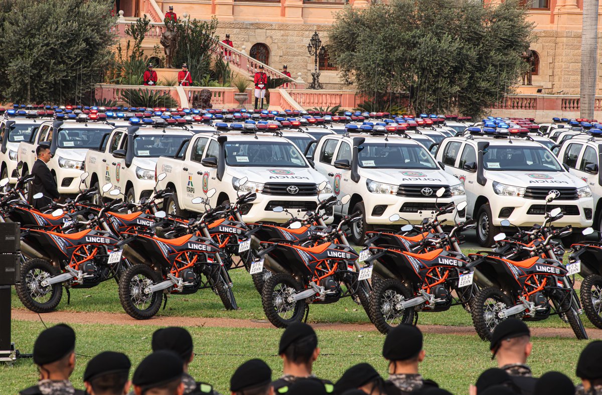 itaipuparaguay's tweet photo. #ParaguaySeguro 🚓👮🏻‍♂️ Para preservar la seguridad y el bienestar de nuestros compatriotas, el Gobierno entregó hoy 19/09  equipamientos de alta calidad a la Policía Nacional que incluyen: 250 patrulleras, 100 motocicletas y 1.500 chalecos antibalas. En esta primera entrega, la inversión realizada por ITAIPU es de USD 12 millones de los USD 97 millones previstos para proyectos en beneficio de la seguridad pública. 

🚓👮🏻‍♂️ De esta manera, en el marco del Plan Estratégico de Seguridad para el Desarrollo 2023-2028, el presidente Santiago Peña reafirma su compromiso de trabajar por un Paraguay más seguro.

Leé aquí  👉  https://t.co/VM7hg3dFgI

@SantiPenap 
@AllianaPedro 
@luchozacariasAP 
@EnriqueRieraE