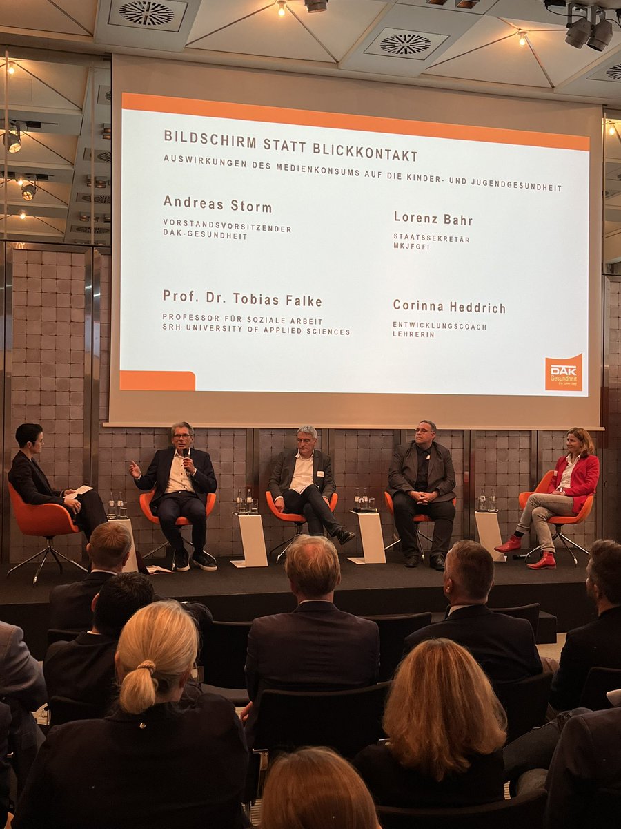 DAKGesundheit's tweet photo. Spannende Diskussion @StormAndreas „Wir müssen die Medienkompetenz von Kindern, Jugendliche und Eltern fördern, um die Mediensucht zu vermeiden “. @ChancenNRW @KlausOverdiek Infos zur Studie sind hier  https://t.co/9w1OmBXbA6 https://t.co/OFkQZDcuu0