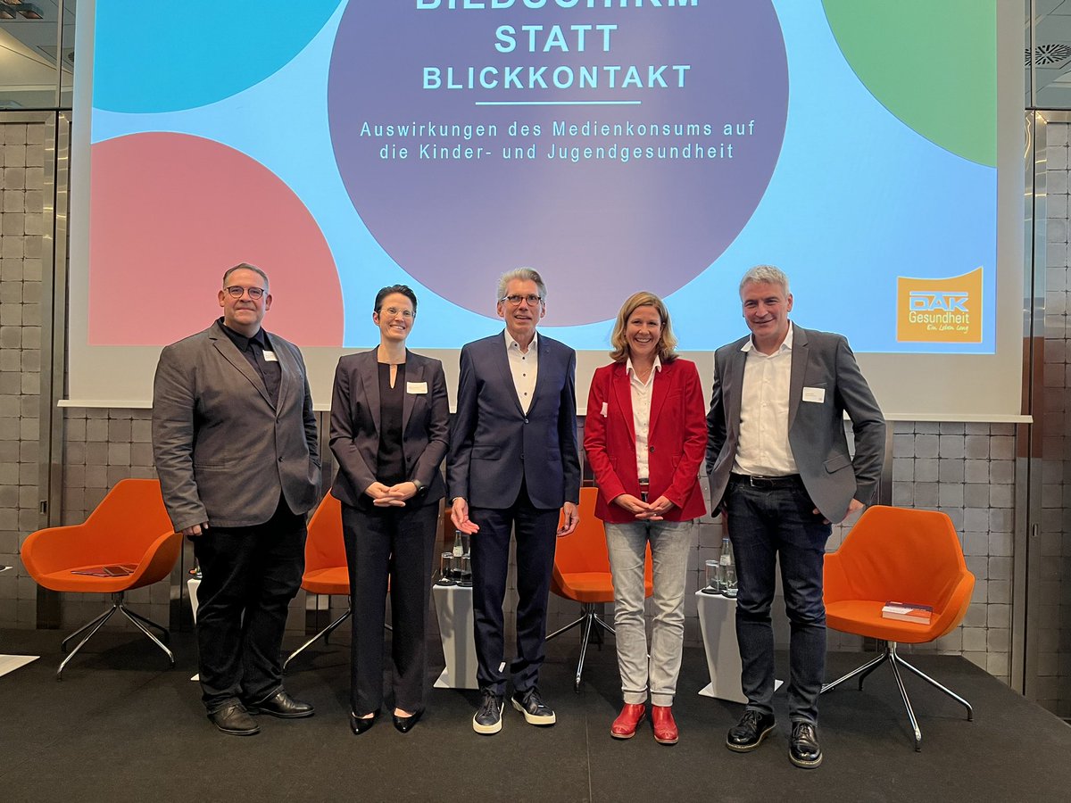 DAKGesundheit's tweet photo. Spannende Diskussion @StormAndreas „Wir müssen die Medienkompetenz von Kindern, Jugendliche und Eltern fördern, um die Mediensucht zu vermeiden “. @ChancenNRW @KlausOverdiek Infos zur Studie sind hier  https://t.co/9w1OmBXbA6 https://t.co/OFkQZDcuu0