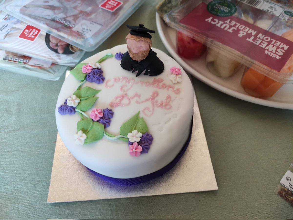 SoundJub's tweet photo. Who has a cute cake and just defended his thesis today? https://t.co/zP2XcCDP4G