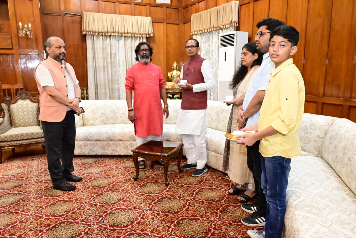 ShrutiGangwarIN's tweet photo. आदरणीय कृषि मंत्री जी एवं झारखण्ड राज्य के मुख्यमंत्री जी से आत्मीय भेंट की एवं आशीर्वाद प्राप्त किया।
@ChouhanShivraj @HemantSorenJMM @santoshgangwar @jhar_governor https://t.co/gyOxQAioQi