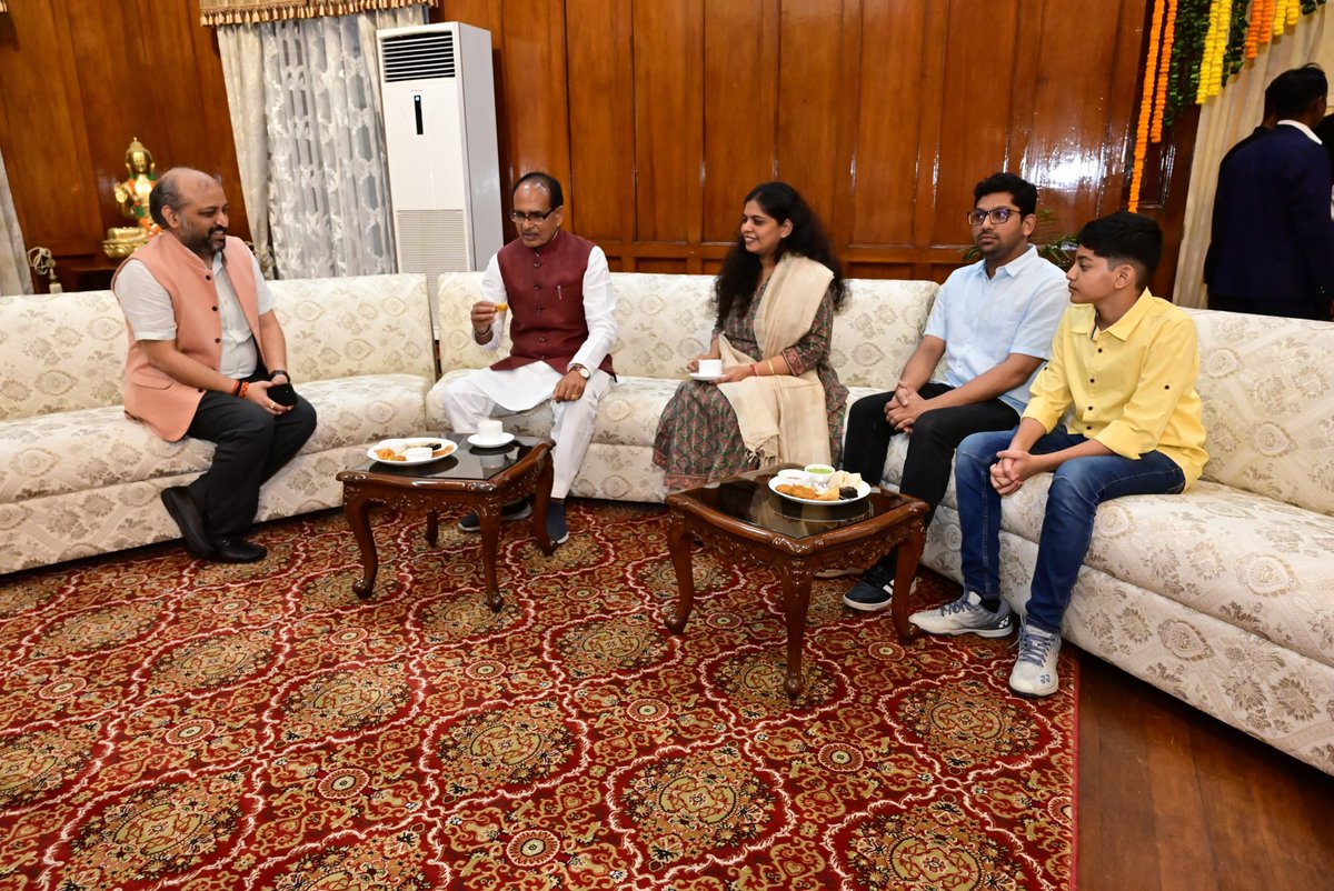 ShrutiGangwarIN's tweet photo. आदरणीय कृषि मंत्री जी एवं झारखण्ड राज्य के मुख्यमंत्री जी से आत्मीय भेंट की एवं आशीर्वाद प्राप्त किया।
@ChouhanShivraj @HemantSorenJMM @santoshgangwar @jhar_governor https://t.co/gyOxQAioQi