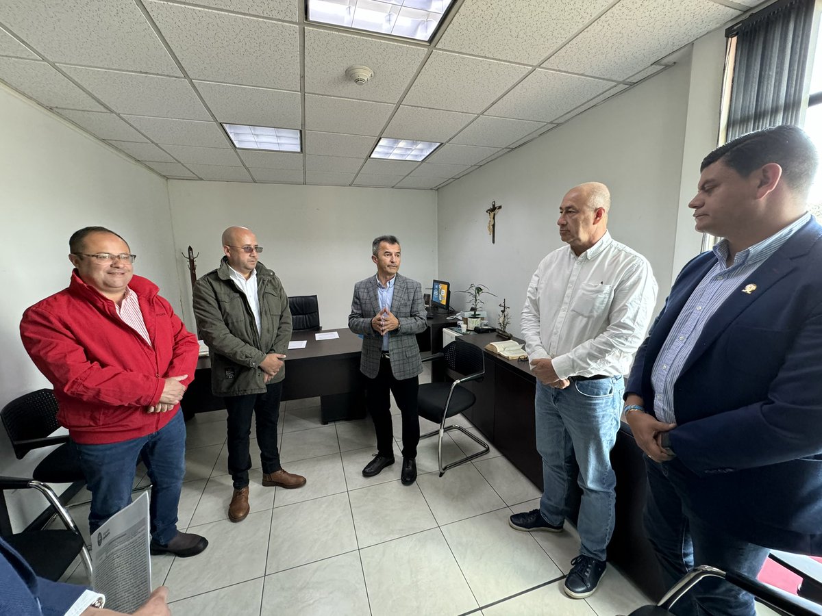 CundiAgro's tweet photo. Para fortalecer el sector ganadero, firmamos con los municipios de #Fuquene, #Lenguazaque, #CarmenDeCarupa, #Ubate, #Villapinzon, #ElRosal, #Zipaquira y #Guasca han unido esfuerzos en un proyecto de mejoramiento de praderas🌿. https://t.co/0OC1ERALGj