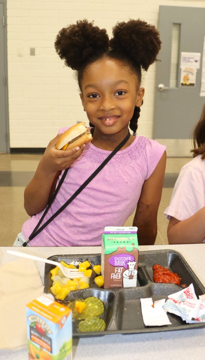 NutritionSusd's tweet photo. What a fun day celebrating National Cheeseburger Day! 🍔💛 #SUSDNutrition #SchoolLunch #NationalCheeseburgerDay https://t.co/s4F41QUXFn