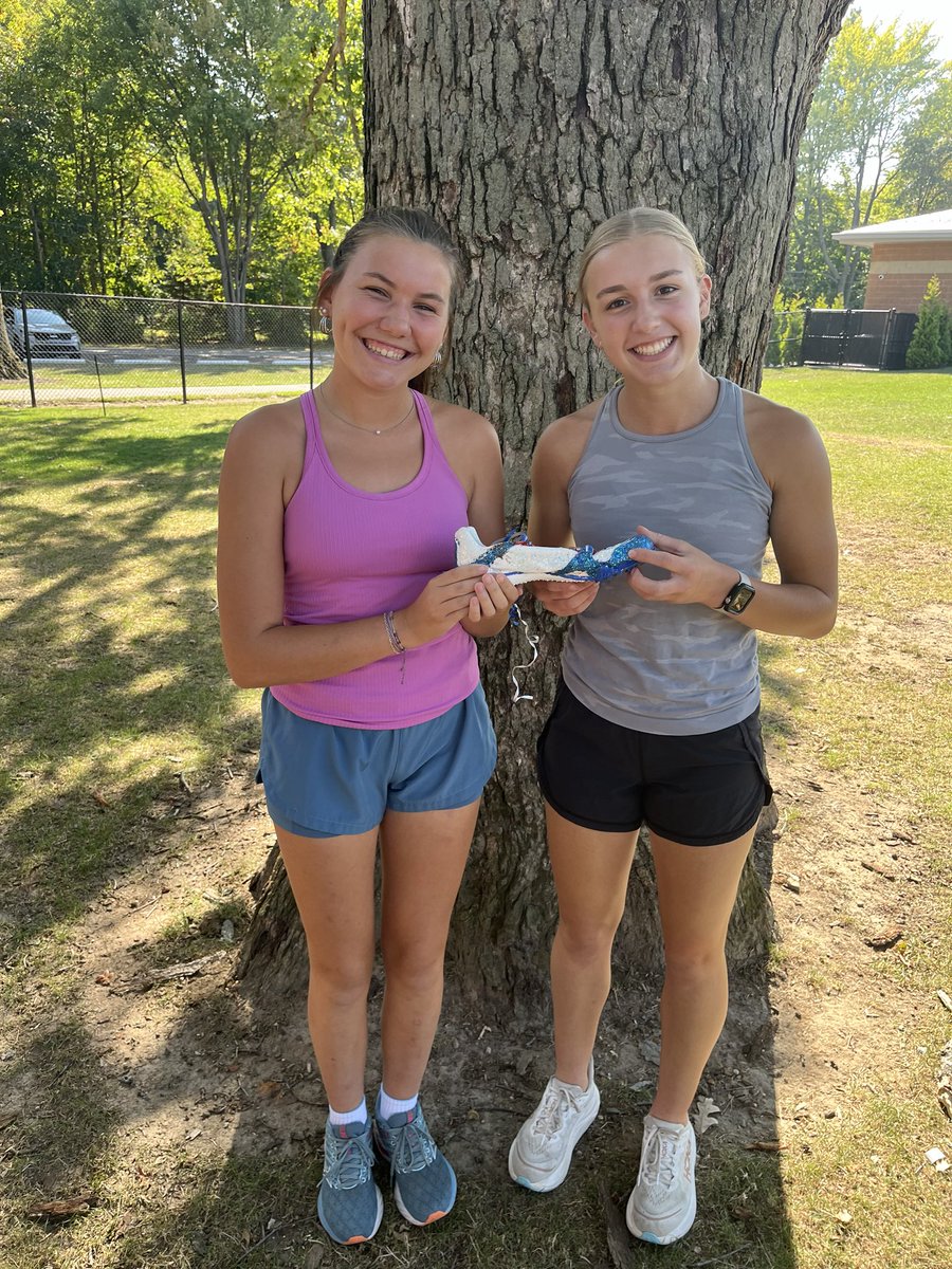 ScottSynder1's tweet photo. BAY GIRLS XC BLUEWHITE SPIKE AWARD WINNERS. For great performances at Boardman; Katherine Erwin and Ainsley Scheid finished as Bay’s 3rd and 4th runners on the team in the D2 race. https://t.co/Cm2Pp1yPol