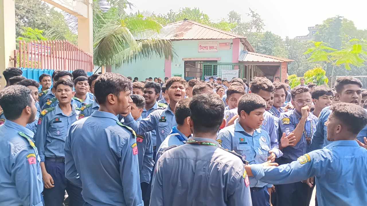 কালিয়াকৈরে অধ্যক্ষের পদত্যাগের দাবিতে ফের শিক্ষার্থীদের বিক্ষোভ