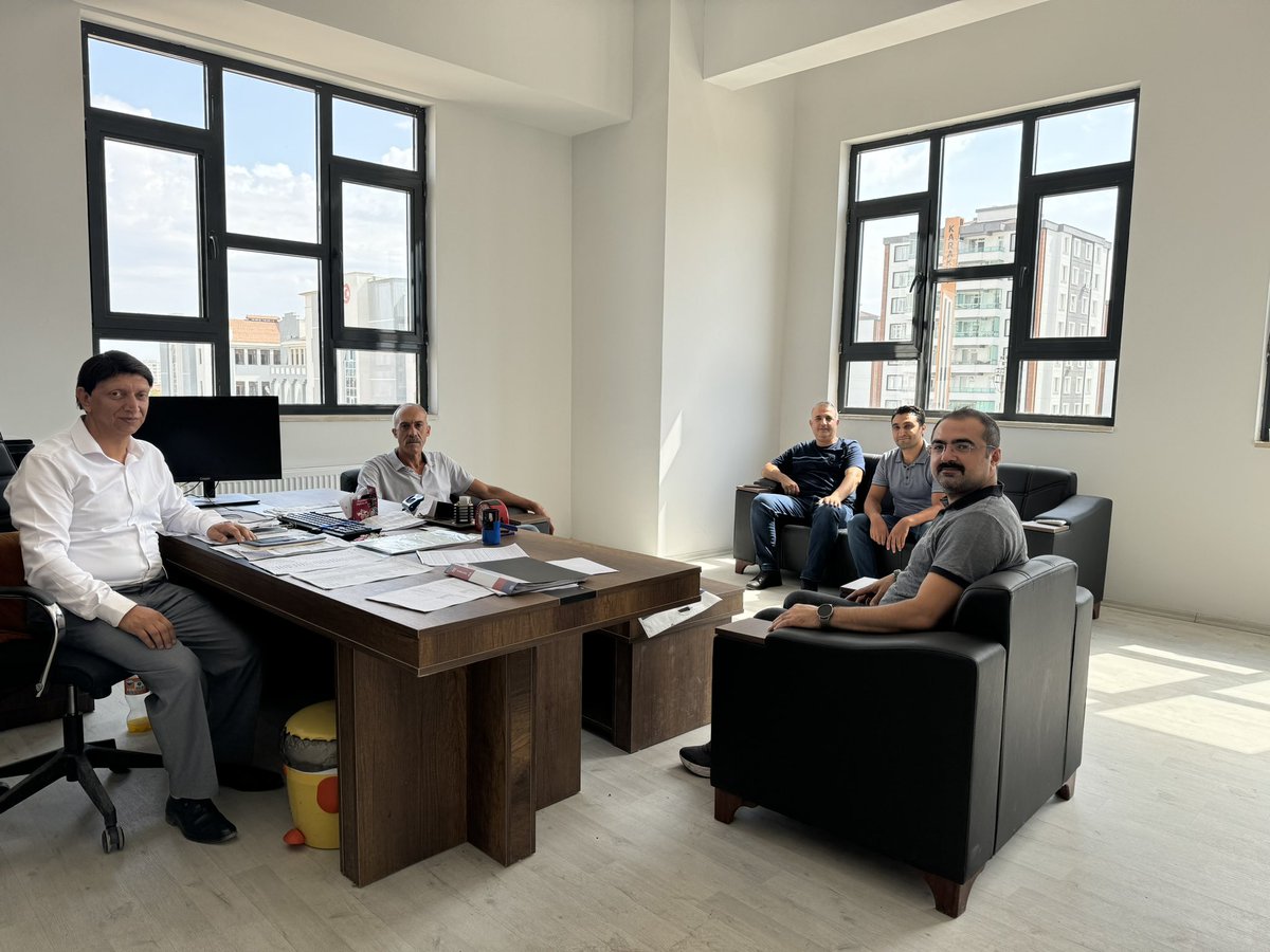 Tesdiyarbakir's tweet photo. Şube yönetim Kurulu üyelerimiz Bağlar Karacadağ ilkokulunu ziyaret ederek yeniden yönetici ataması ile göreve gelen okul idarecilerimize hayırlı olsun dileğinde bulundu. https://t.co/xBcrmgjxbD