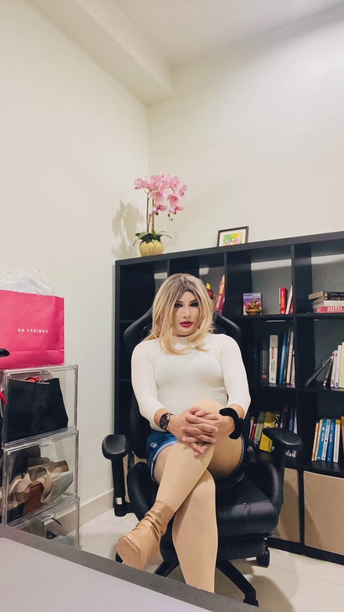 A pose before clocking out !!
#femalemask