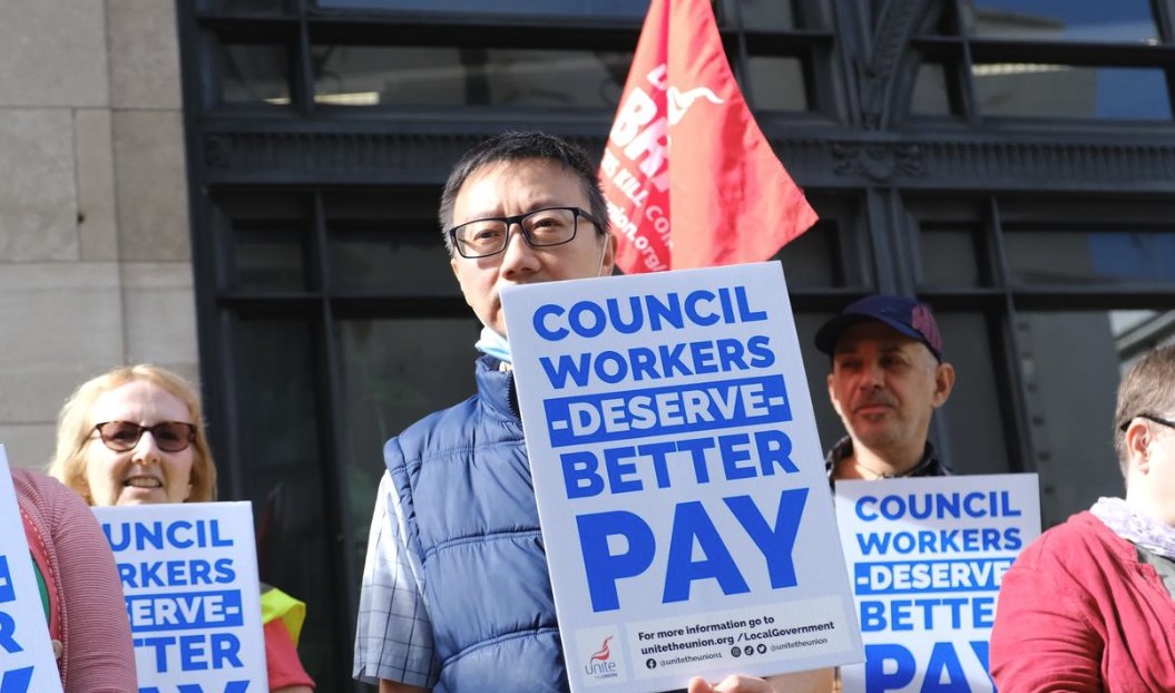 unitetheunion's tweet photo. After years of below-inflation pay rises (AKA cuts) council workers are struggling to make ends meet. Now they are campaigning for pay fairness. Will you show your support? Sign our petition  📣 https://t.co/8mpveVTvlV https://t.co/DeT2FftsYK