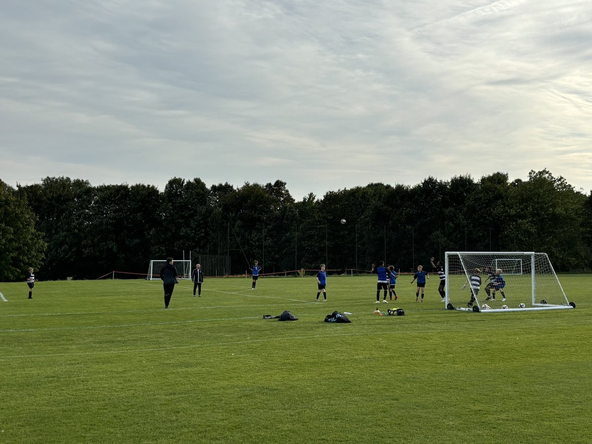 A busy evening of Y8 and Y9 afterschool #BSBDFootball and #BSBDRugby training. Great to see the levels <a href="/BoltonSch/">Bolton School</a> full and making the most of the nice weather ahead of this weekend’s fixtures. 

☀️⚽️🏉
#BSBDSport