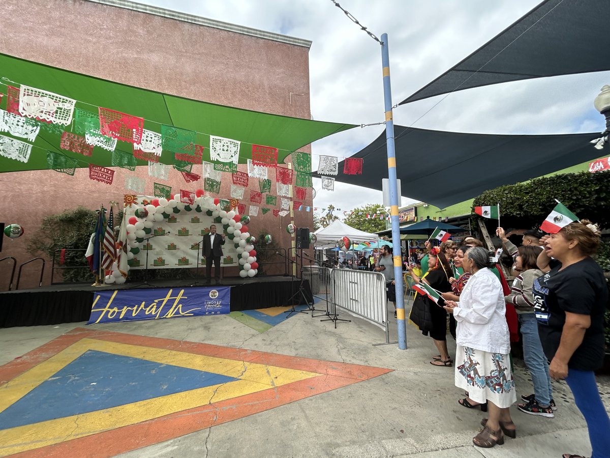 LACountyAD's tweet photo. 🎉 Kicked off #HispanicHeritageMonth at Plaza Del Valle! 🎉

#LACountyAD shared vital info Sunday with #LatinoHeritageMonth event visitors enjoying lively performances. Our #LAFound bags were a hit! Thanks to @LindseyPHorvath for sponsoring the celebration! 🙌

#BuildingCommunity https://t.co/Xvbsq5Hp34