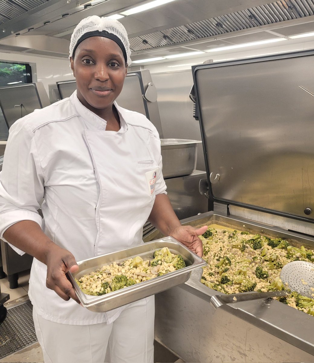 cde15_75015's tweet photo. Nouvelle recette : crozets (spécialité de Savoie) préparés avec des oignons, de l'ail, des champignons, des brocolis, de la crème et de l'Emmental. Ici, Mariama et son équipe à la cuisine de l'école Cardinal Amette. Ça sent bon en cuisine 🤩 #Paris15 #faitmaison #cantine15 https://t.co/TLVQykmavW